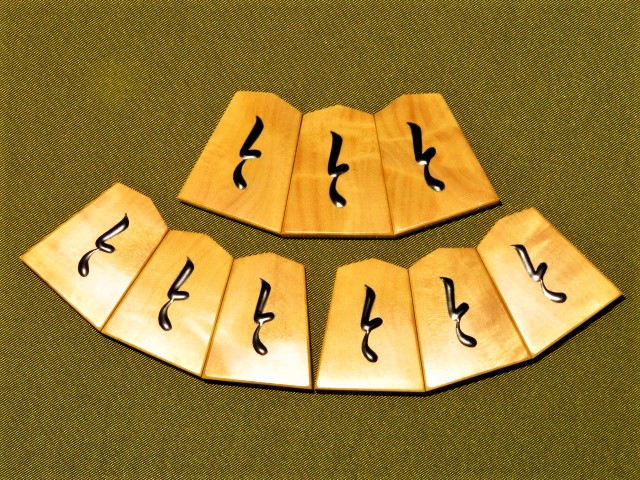 江陽作錦旗島黄楊銀目杢盛上将棋駒/桐製平箱付 新品(KS706